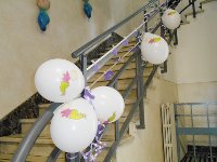 L’Edificio 2 decorato con i palloncini e le scarpette viola, simbolo della giornata