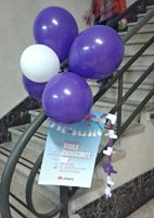 L’Edificio 2 decorato con i palloncini e le scarpette viola, simbolo della giornata