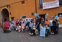 Genitori e bambini nel Piazzale degli Spedalinghi, di fronte alla Casa Alloggio