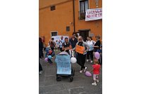 Genitori e bambini nel Piazzale degli Spedalinghi, di fronte alla Casa Alloggio