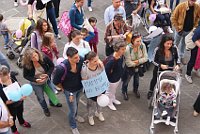 Genitori e bambini nel Piazzale degli Spedalinghi, di fronte alla Casa Alloggio